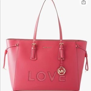 💕Michael Kors Voyager Love Tote!💕